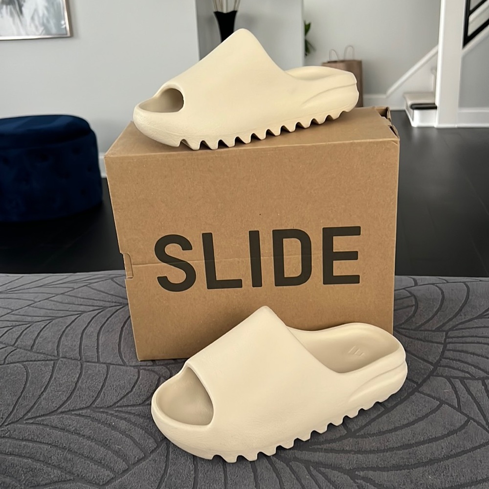 New Never Worn youth size 5 Yeezy slide